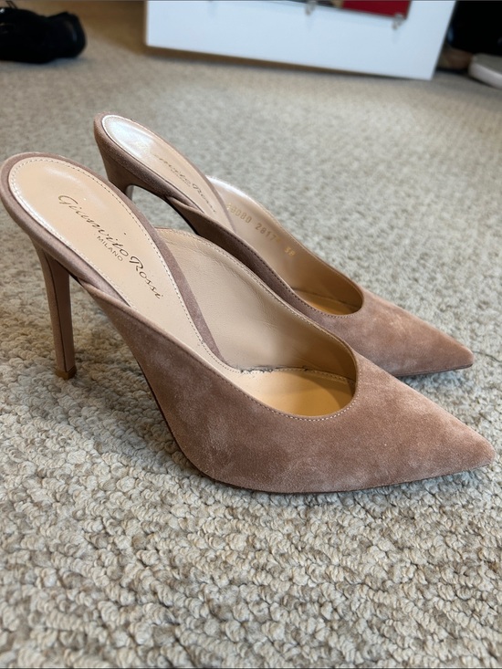 Gianvito Rossi Shoes - Excellent Condition Gianvito Rossi Dusty Rose Suede Pointed-Toe Mule Heels